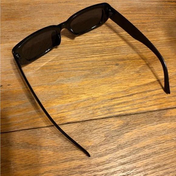 Black Rectangular Sunglasses - Picture 3 of 3